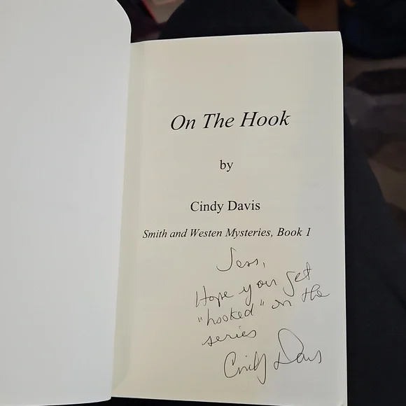On The Hook Smith & Westen Mysteries Book 1 By Cindy Davis Paperback 315 Pages - Picture 3 of 8
